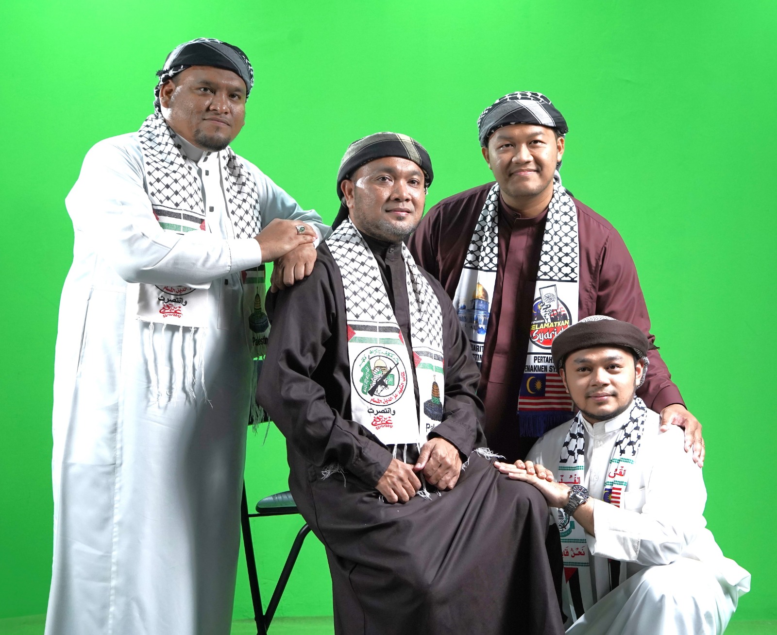 Anggota Madinah bersama dengan selendang Palestin